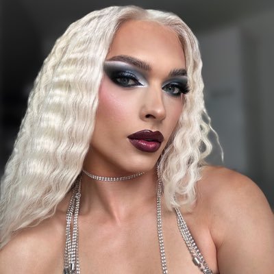 Drag
MUA