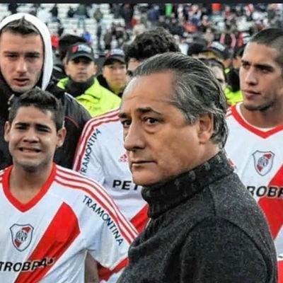 me gusta el basquet, river desde la cuna, fan de messi y de la seleccion