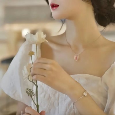 LindseySte80716's profile picture. 