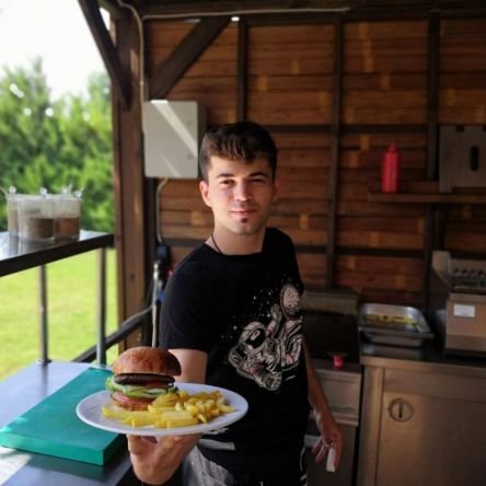 Oyun oynar, şarkı dinler falan filan.
diğer hesap: @sabanci_samed