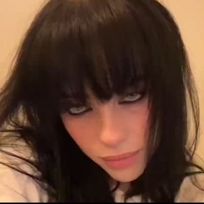 eu i billie se beijando ao som de bitches broken heart