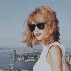 houaylor stan ✈️ we never go out of style 🏙️ harry made eye contact with me