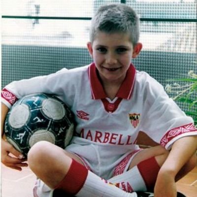Nunca pensé que me ganaría la vida escribiendo. Mamá, mira dónde he llegado. Guardián de muros en RRSS. Fiel de Nervión. En @Sevillismo de 2014 a 2024.