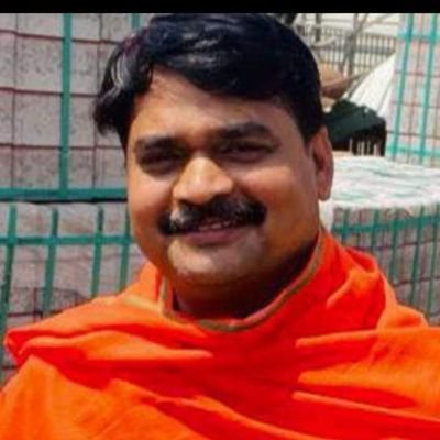 दुश्मनो के सामने तो ये सीना हाजिर है पर डर उन अपनों से लगता है जो पीछे से बार करते है
