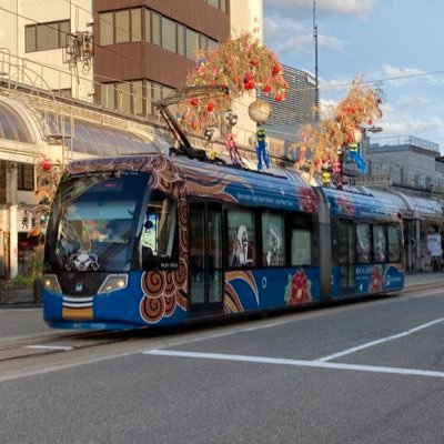 富山県高岡市地域おこし協力隊のうちの一人、『地域交通ナビゲーター』が、高岡やその周辺の公共交通・街の魅力を発信していきます。また「呉西地域コンテンツツーリズム協議会」の事務局としての告知や案内もいたします。現在「大室家@高岡」キャンペーンの運営をしております！