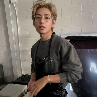 「 32. she/her 🔞 ao3: taecheeks 」 no translations please |