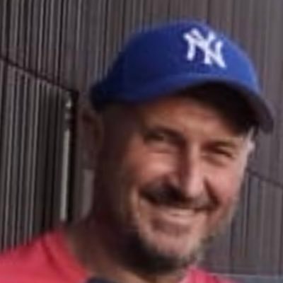 Entrenador Nacional, llicència UEFA pro. Agent a Palmer immobiliaria. S'èxit només va davant sa feina al diccionari...