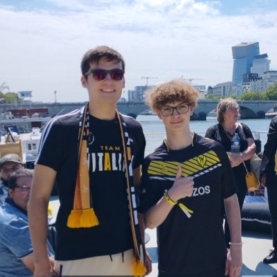 20 yo - Étudiant en licence de Droit - fan fidèle de l'Olympique Lyonnais et de Vitality - Max Verstappen 👑 - Member of Golden Hornets 🖤💛