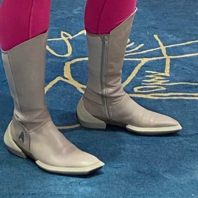 #WheelofTime fan, seer, dream-walker, blue. Sci-fi /fantasy footwear fetish. I will judge your shoes. Naarm, Australia (views my own)