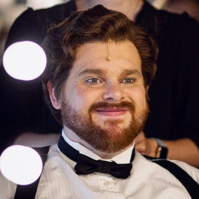 He/Him | 🏴 | Piangi @phantomopera London | @thenarrowroadco | Wannabe Powerlifter | Husband to @sophiebellbrown | Dad to Chip and Barney 👶🏻