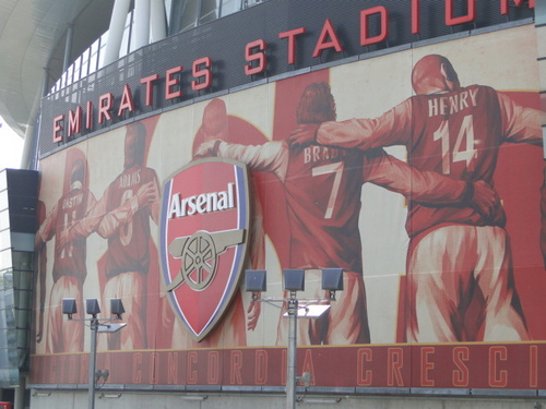 現地観戦したり、パブで観戦するのが好きです。
I have been the Gooner from 2000. 
I like to watch a match at a stadium or  a pub.