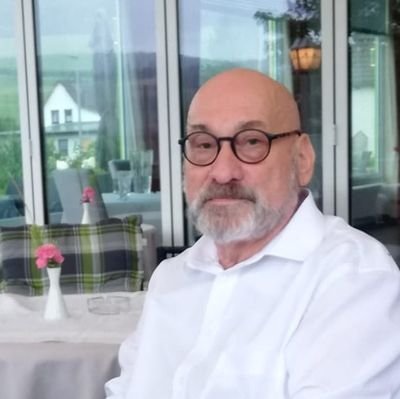 54 Jahre, bin aus der Krankenpflege, wohne in Göttingen. Hobby! Kochen, Wandern. Mein Hund Berta. Musik Konzerte, Kultur Kino. Spass im Leben haben! Guten Sex!!