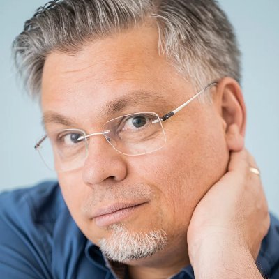 Ope, kirjailija - Lärare, författare - Teacher, author
#tommikinnunen
