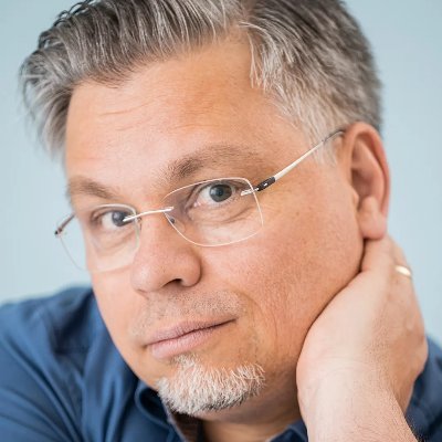 Ope, kirjailija -  Lärare, författare -   Teacher, author

#tommikinnunen