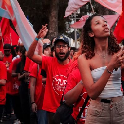 Comunista, latino sul baiano.
Ciêntista Social e Professor de Sociologia.
Militante da @ujcbr