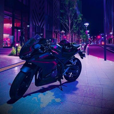 18歳 大学生でーす　                                           関東住みなので、ツーリング誘って頂けると嬉しいです！相棒はCBR400R