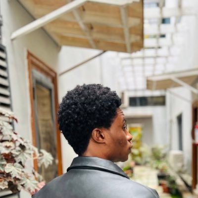 Ghostwriter ✍️🎶 Freelancer👨💻UI/UX👨💻 Manchester united⚽ Memes❤Music