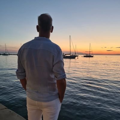 nienhuisjeroen's profile picture. Monique en Trotse vader Lynn en Maud !  
DGA Nienhuis Vastgoed BV en Meubelfabriek Nienhuis  https://t.co/oTMxRkMfAj