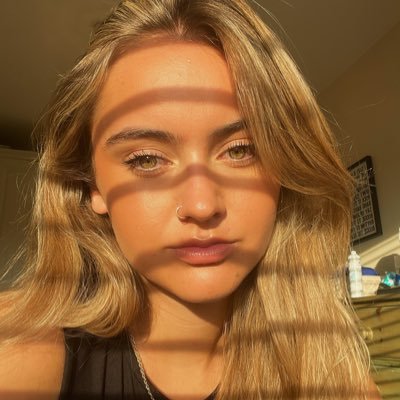 iizzyhughes's profile picture. uni of exe