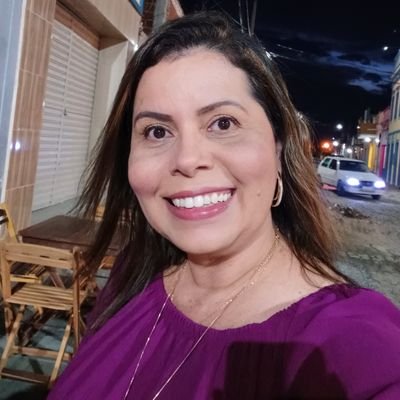 Paraibana. De bem e do bem.
Sou feliz, alegre e forte. Tenho amor e muita sorte aonde quer que vá.