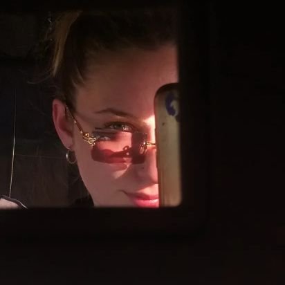 RooAlboornoz's profile picture. Poco a poco la vida me enseña por quien debo luchar y por quien renunciar ♥