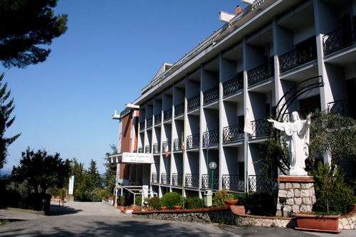 L'Hotel è ubicato a Vico Equense in Costiera Sorrentina a pochi km da Sorrento, Pompei, Positano, Capri.Ha 110 camere.Parco privato con parcheggio interno.