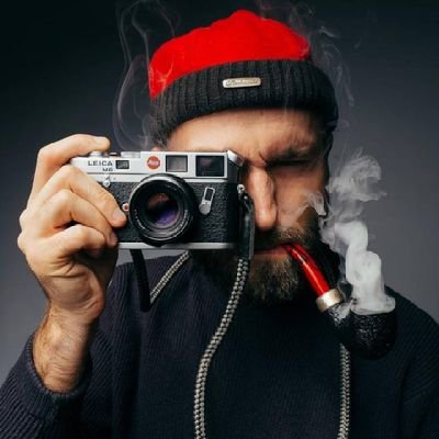 Έλληνας Χριστιανός Ορθόδοξος και σ' όποιον αρέσω.