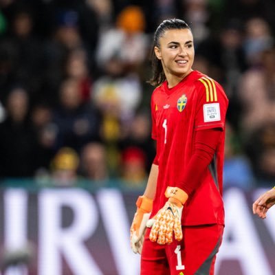 Was once one of those that was a housewife, belonging to the kitchen & my bf was the pro.Hobby GK for @chelseafcw. Now we’re playing at Wembley infront of 90’xx