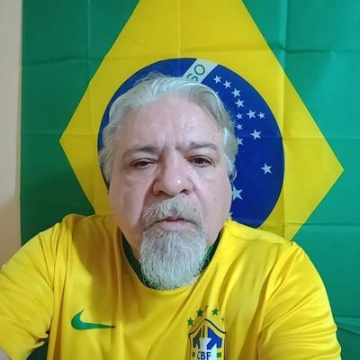 Bolsonarista, armamentista e a favor da família. Só sigo bolsonarista. A regra é clara: eu sigo mas não me segue, deixo de seguir.
