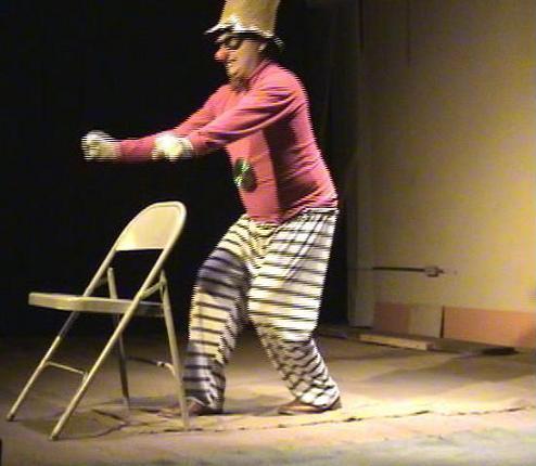 Actor-creador, activista, gestor artístico y cultural. Teatro de actores y objetos, máscara, clown. Autodidacta de media art. Artista transdisplinar.