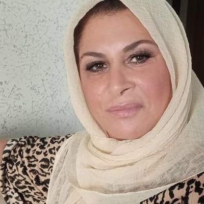 عائشة القذافي ، وسيطة ليبية سابقة ومسؤولة عسكرية ، وسفيرة الأمم المتحدة السابقة للنوايا الحسنة ، ومحامية من حيث المهنة.