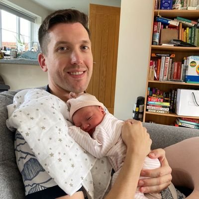 Mainly tweet about football shirts, basketball jerseys and retro gaming. Proud new Dad to baby Holly.