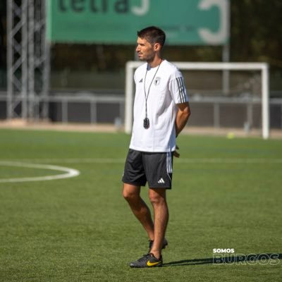 •Entrenador del Burgos CF Promesas de 2RFEF. •Exjugador profesional. •UEFA Pro, Máster en Dirección Deportiva e Ingeniero.