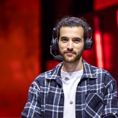 Professional Esports Commentator and Host @playAPEX for #ALGS, @LeagueofLegends for #CBLOLDiff (Contact:dia.shouts@gmail.com)