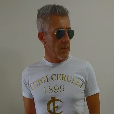 @Marca italiana de @ropa, @gorras y accesorios en edición limitada. No busco la perfección, solamente que mis creaciones sean las más caras del mundo, nada más.