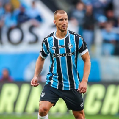 Brasil-Italia.  Jogador do @gremio 🇪🇪  IN: https://t.co/LZCr6bkZKN FB: https://t.co/R12sWBtfXO