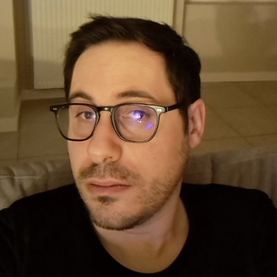Gaymer, geek et feignasse de prof à ce qu'il paraît...
