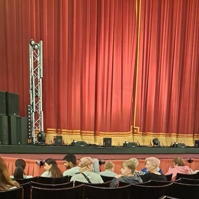 loves ❤️  alhambra theatre in Bradford love muiscal theatre panto s ❤️