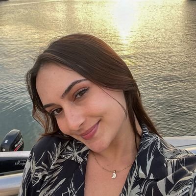 marianamejia36's profile picture. Nacer a veces mata y ser feliz desgarra.