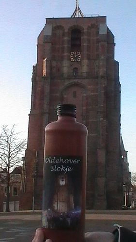 Het Oldehover Slokje is een ambachtelijke likeur op basis van beerenburg, honing en stroop, waar de Leeuwarder/Fries trots op kan zijn!
