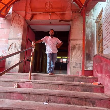 भारतीय। पर्यावरण प्रेमी।
जिस वायु का दीपक बुझाना ध्येय हो उस वायु में दीपक जलाना धर्म है।