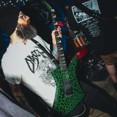 derkapizzaderk's profile picture. Guitar in 1 Body 6 Graves, cats and pizza.