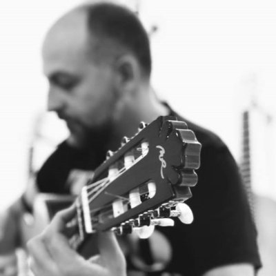 Guitarrista Flamenco & Eléctrico. 
Especialista en eventos musicales y fiestas privadas.
¡Más de 25 años de experiencia!
⬇️ Disfruta del Flamenco Chill ⬇️