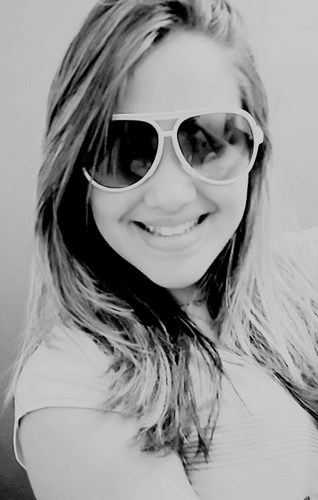Leegal , educada , engraçada , animada ,Querendo Fazer amiigos (as)  ..... Apenas FELIZ ;*   *0*