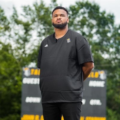 Central Gwinnett High 💛🖤⚔️ Assistant dline coach N2B4L