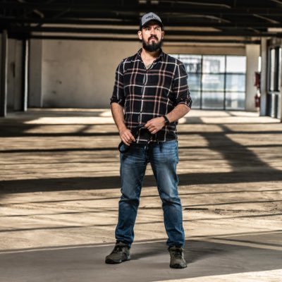Full time photographer, creative and generalist.
