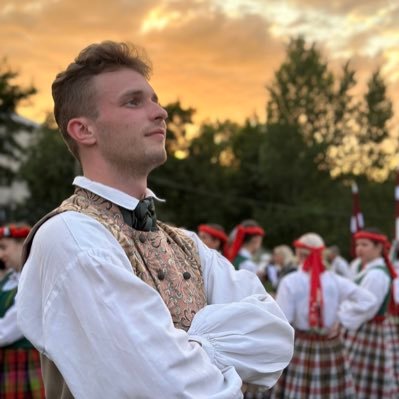 🇱🇻 Latviešu valodas un literatūras skolotājs ar vēsturnieka sirdi, ciltskoku pētnieks. Vēstures blogeris, IG: @mana_vesture, https://t.co/P4HbjWdS9H