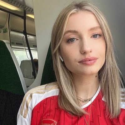 Still an old school Gemini. @Arsenal home & away, marketer, language learner ☀️