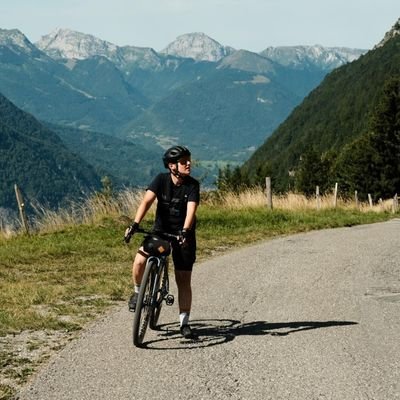 Pratiquante assidue de gravel, je fais des vidéos sur YouTube 🚴♀️✌️
CLFD 🌋 #FKCC