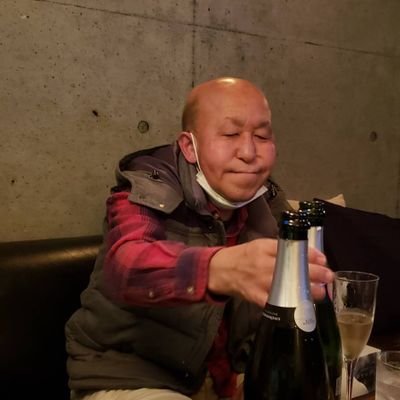 福島県郡山市在住の　エロハゲジジイです

60歳ですが　宜しくお願い致します🙇

繋がりたいのは　真面目に　会話が　出来る方のみ　他サイトへの　誘導は　絶対厳禁　ふざけんな😡です